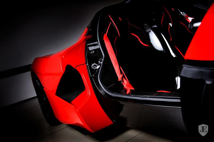 Детали экстерьера Ferrari LaFerrari Rosso Corsa 2014 года  (фото 8 из 19)